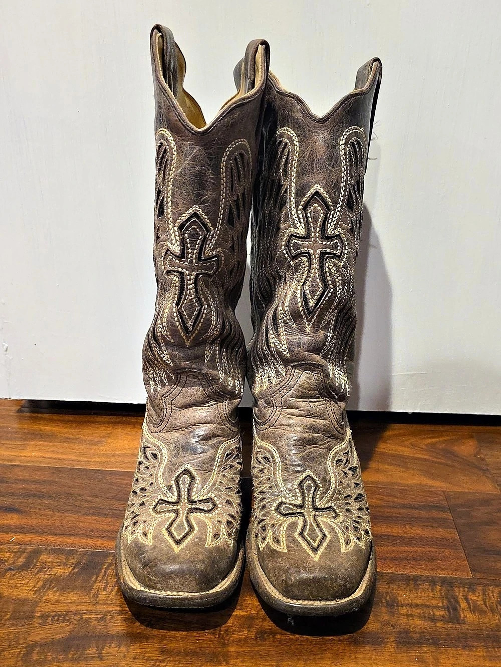 Corral Women's Brown & Black Wing & Cross Sequin Inlay Square Toe Boots A1197